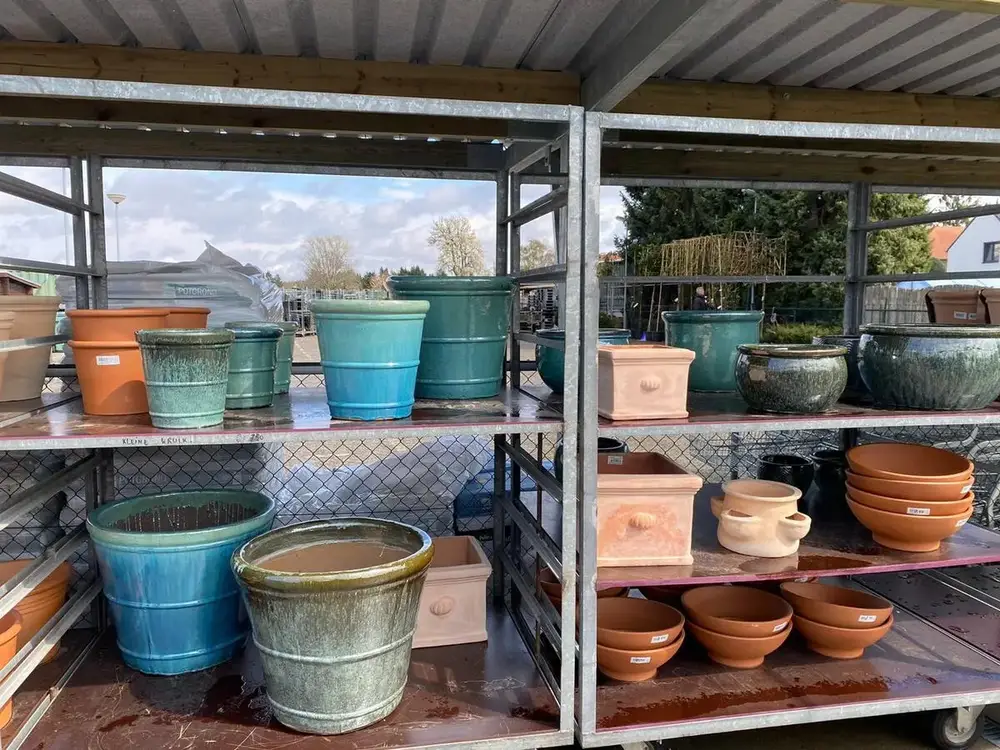 Geglazuurde potten en rieten manden bij Tuincentrum de Vuurdoorn in Echt (foto 2)